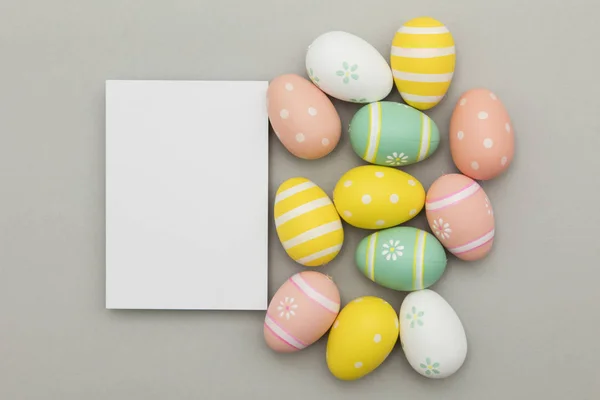 Πασχαλινό ιστορικό διακοπών. Παστέλ χρωματιστά διακοσμημένα Πασχαλινά αυγά — Φωτογραφία Αρχείου
