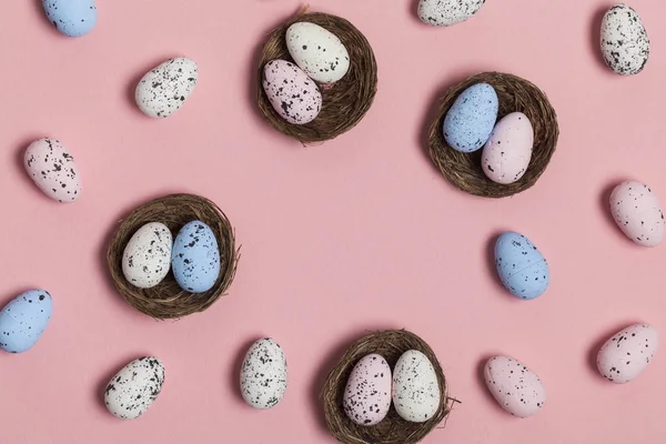 复活节彩蛋在巢在柔和的粉红色背景 — 图库照片