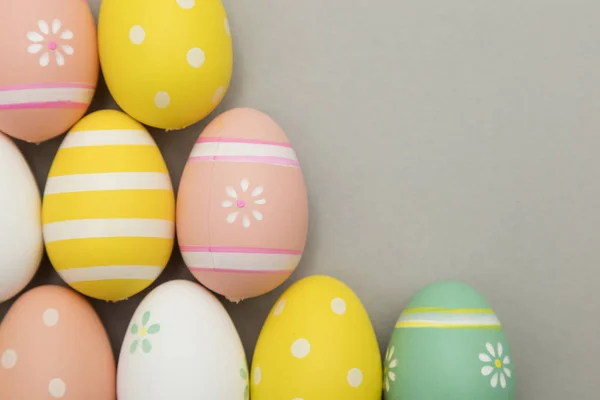 Fundo de férias de Páscoa. Ovos de páscoa decorados de cor pastel — Fotografia de Stock