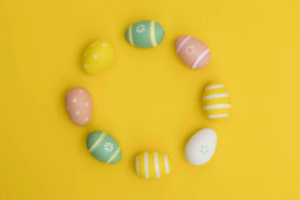 Uova di Pasqua dipinte su sfondo giallo brillante — Foto Stock