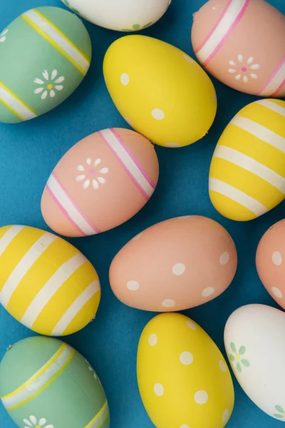 复活节假期背景。柔和的彩色装饰复活节彩蛋 — 图库照片