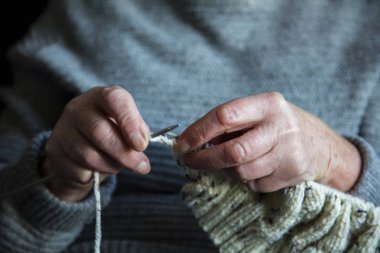 Bir jumper örgü büyük bir kadın el yakın çekim