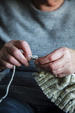 Bir jumper örgü büyük bir kadın el yakın çekim