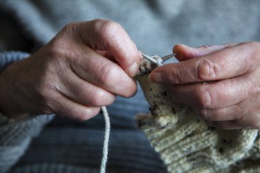 Bir jumper örgü büyük bir kadın el yakın çekim