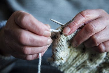 Bir jumper örgü büyük bir kadın el yakın çekim