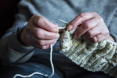 Bir jumper örgü büyük bir kadın el yakın çekim