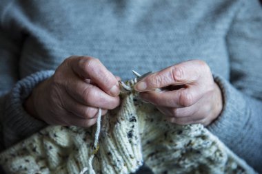 Bir jumper örgü büyük bir kadın el yakın çekim