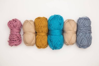 Örgü yün iplik renkli topları. Yukarıdan görüntüle.