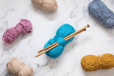 Örgü arka plan. Bir pla üzerinde yün ve örgü iğne topları