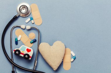 Tıbbi sağlık geçmişi. Stetoskop, ambulans, kalp, ta
