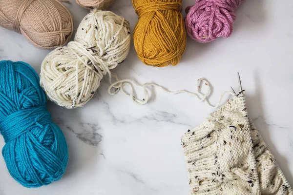編み背景。ウールのボールとプレーンなバックに編み物 — ストック写真