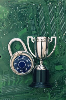 Veri güvenliği uzmanı. Bir bilgisayar elektroni asma kilit ve kupa