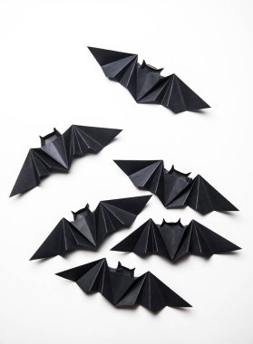 Beyaz bir arka plan üzerinde Halloween origami kağıt dracula yarasalar
