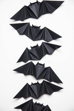 Beyaz bir arka plan üzerinde Halloween origami kağıt dracula yarasalar