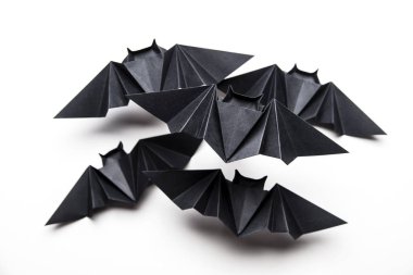 Beyaz bir arka plan üzerinde Halloween origami kağıt dracula yarasalar