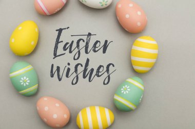 El yazısı paskalya mesajı ile renkli paskalya yumurtaları