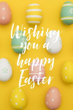 El yazısı paskalya mesajı ile renkli paskalya yumurtaları