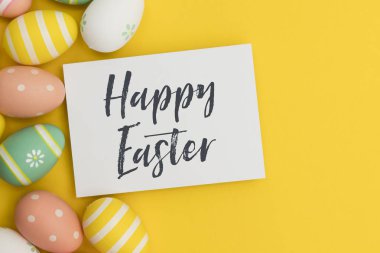 El yazısı paskalya mesajı ile renkli paskalya yumurtaları