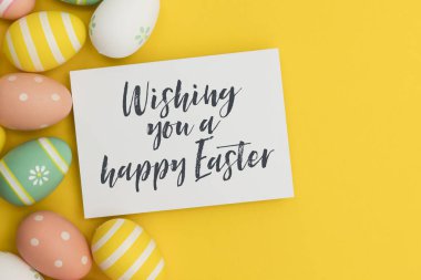 El yazısı paskalya mesajı ile renkli paskalya yumurtaları