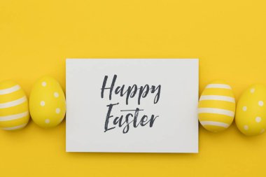 El yazısı paskalya mesajı ile renkli paskalya yumurtaları