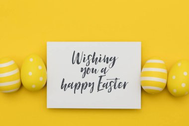 El yazısı paskalya mesajı ile renkli paskalya yumurtaları