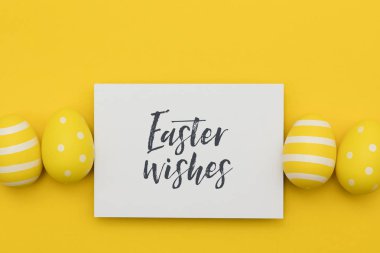 El yazısı paskalya mesajı ile renkli paskalya yumurtaları