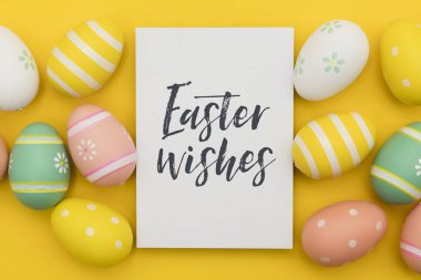 El yazısı paskalya mesajı ile renkli paskalya yumurtaları