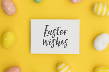 El yazısı paskalya mesajı ile renkli paskalya yumurtaları