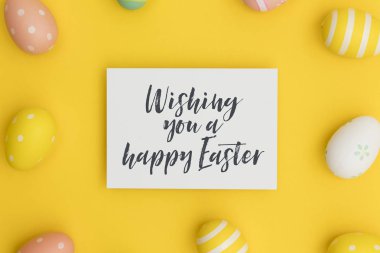 El yazısı paskalya mesajı ile renkli paskalya yumurtaları