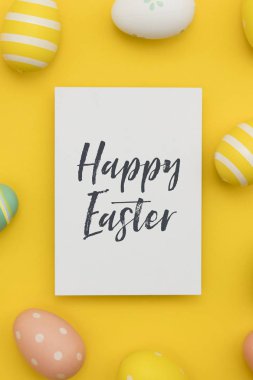 El yazısı paskalya mesajı ile renkli paskalya yumurtaları