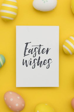El yazısı paskalya mesajı ile renkli paskalya yumurtaları