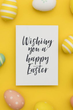 El yazısı paskalya mesajı ile renkli paskalya yumurtaları