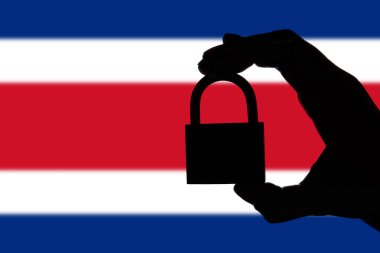 Kosta Rika güvenliği. N üzerinde bir asma kilit tutan el silueti