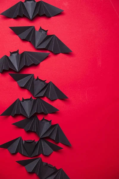 Halloween netopýři vyrobené z papíru na červeném pozadí — Stock fotografie