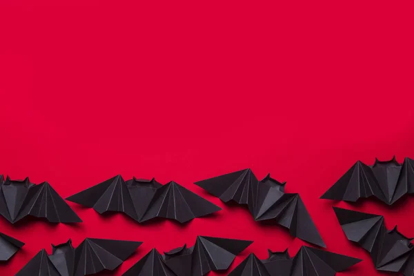 Απόκριες νυχτερίδες κατασκευασμένα από χαρτί σε κόκκινο φόντο — Φωτογραφία Αρχείου