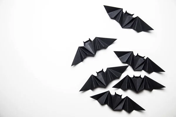 Αποκριάτικο χαρτί οριγκάμι νυχτερίδες Δράκουλα σε λευκό φόντο — Φωτογραφία Αρχείου