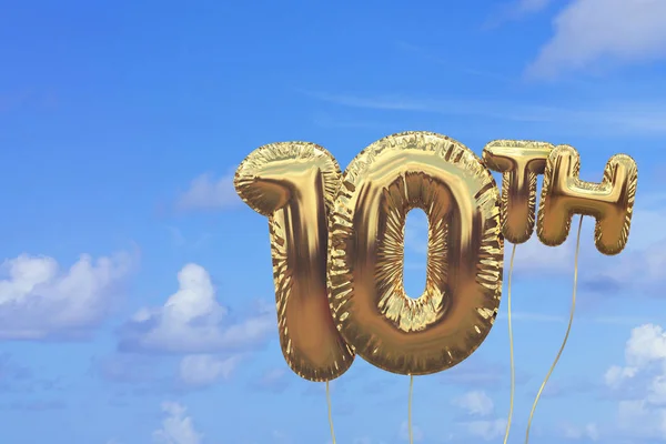 Balão de aniversário de folha de ouro número 10 contra um summe azul brilhante — Fotografia de Stock