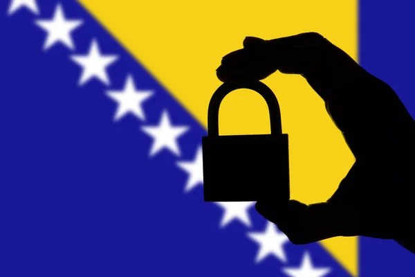 Sicurezza della Bosnia-Erzegovina. Silhouette della mano che tiene un pa — Foto Stock