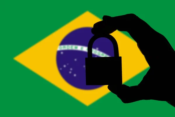 Brasiliens Sicherheit. Silhouette der Hand mit einem Vorhängeschloss über der Natio — Stockfoto