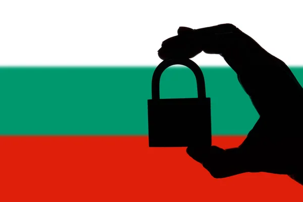 Ασφάλεια της Βουλγαρίας. Σιλουέτα χεριού κρατώντας ένα λουκέτο πάνω από το NAT — Φωτογραφία Αρχείου