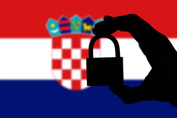 크로아티아 보안. 나티 위에 자물쇠를 들고 손의 실루엣 — 스톡 사진