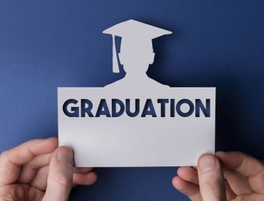 Mezuniyet kartı. Lisansüstü kesim ile erkek elleri tutma kartı.