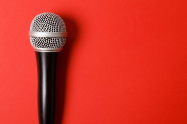 parlak kırmızı arka planda mikrofon.