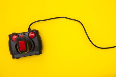 Parlak sarı arka planda Retro bilgisayar oyun denetleyicisi