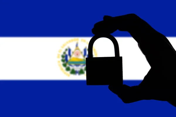 El Salvador bezpieczeństwa. Sylwetka dłoni trzymania kłódki nad — Zdjęcie stockowe