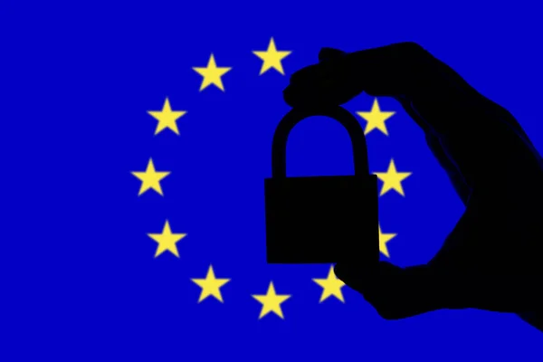 Sicurezza dell'Unione europea. Silhouette di mano che tiene un lucchetto ov — Foto Stock