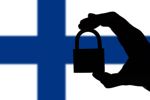 Sicurezza finlandese. Silhouette della mano che tiene un lucchetto sopra nati — Foto Stock