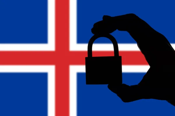 Sécurité islandaise. Silhouette de la main tenant un cadenas sur nati — Photo