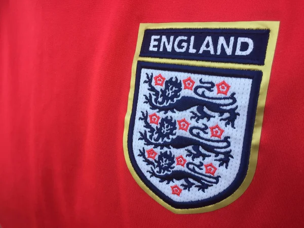 Лондон, Великобританія-8 липня 2018: національна футбольна сорочка Червоної Англії — стокове фото