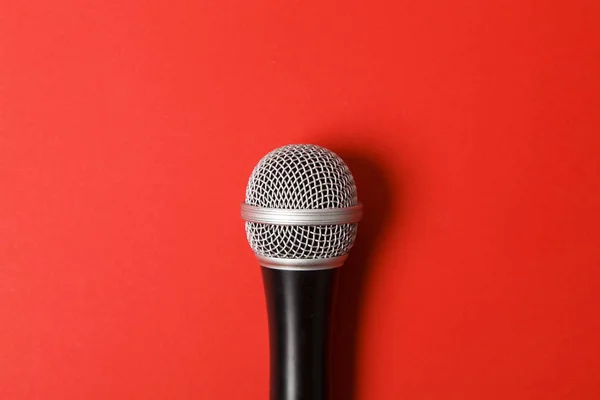 Mikrofon på en klarröd bakgrund. — Stockfoto